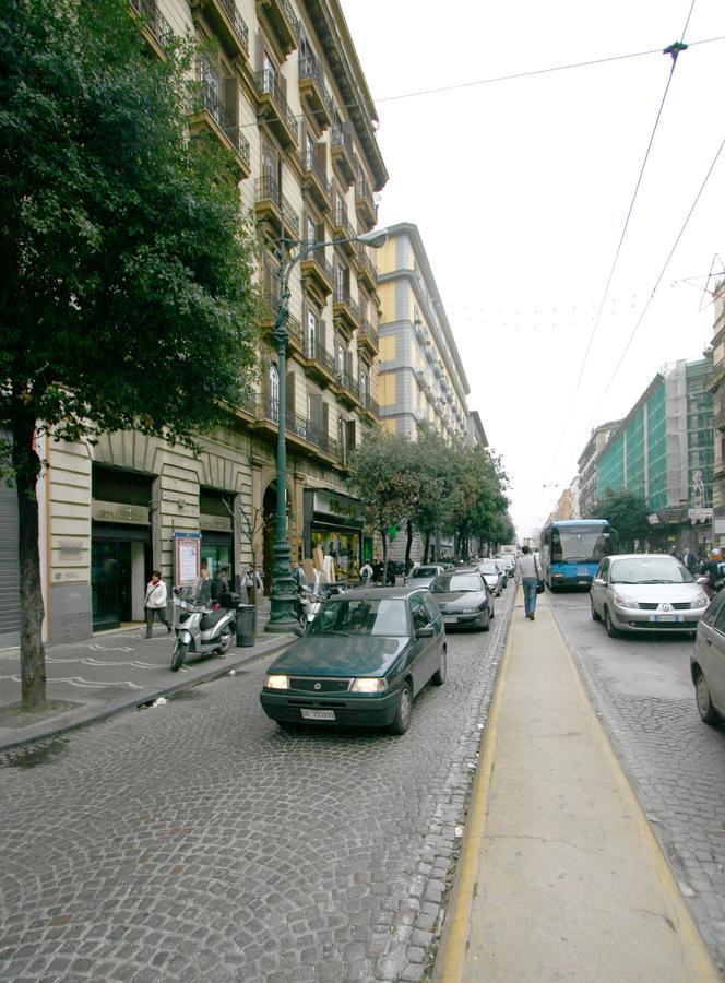 Al Centro E Meglio B&B Nápoles Exterior foto